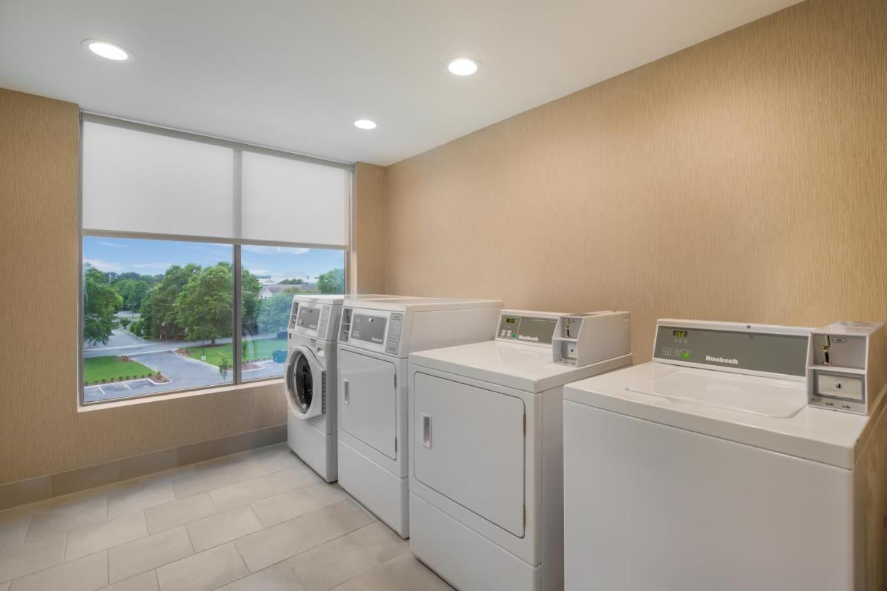 Hyatt Place Hampton Convention Center Экстерьер фото