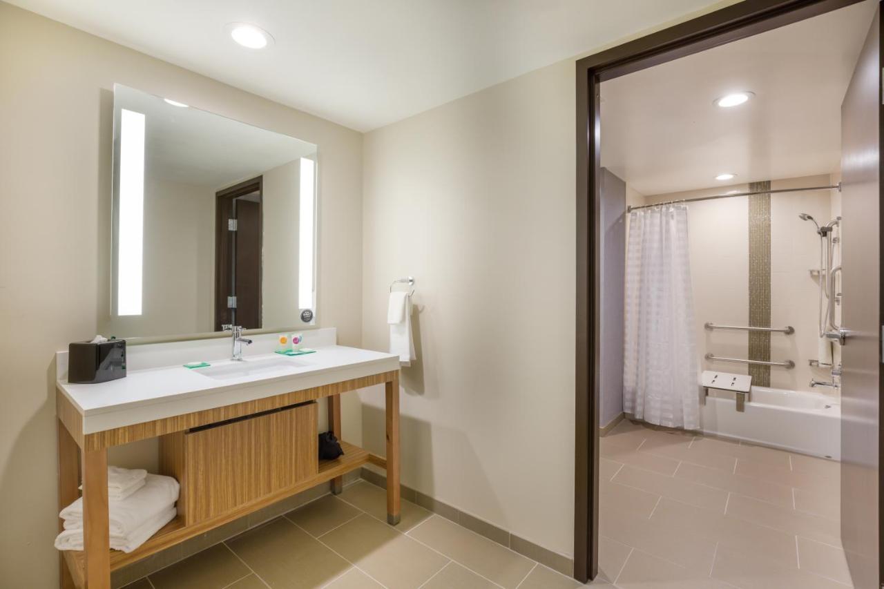 Hyatt Place Hampton Convention Center Экстерьер фото