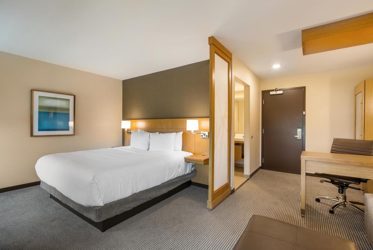 Hyatt Place Hampton Convention Center Экстерьер фото